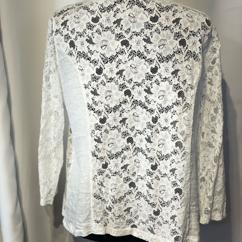 White Lace Light Cover Top. Made in Italy. Size: Medium. 2 Exterior Pockets.